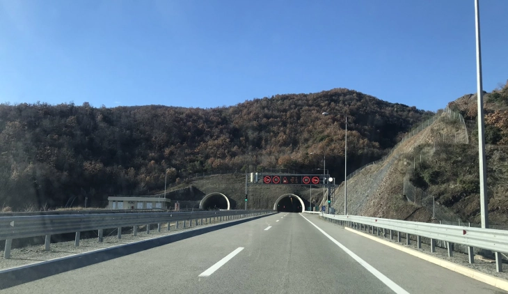 Времен сообраќањен режим во тунелот на стационажа км 6+326 до км 6+366, на десна страна од тунелот, правец Блаце – Скопје