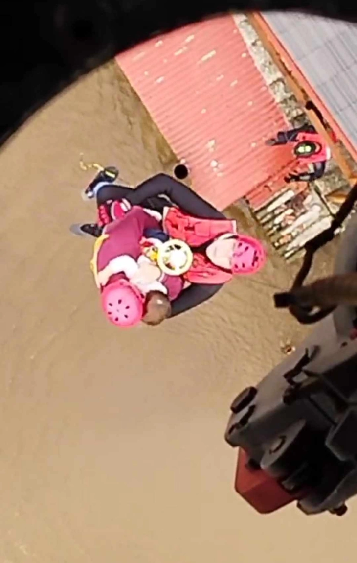 Со хеликоптери се спасуваат граѓаните од поплавените области во Грција (видео)