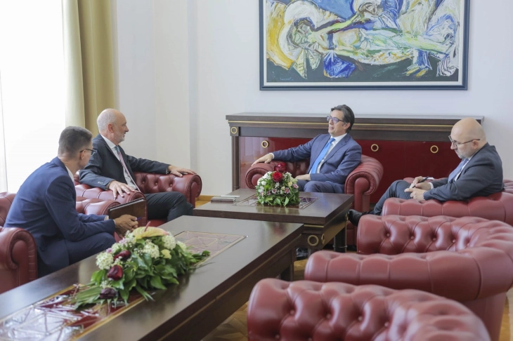 Средба на претседателот Пендаровски со евроамбасадорот Гир и заменик-амбасадорот на делегацијата на ЕУ, Бен Нупнау