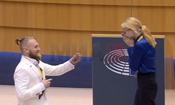 Естонец ја запроси својата девојка на младински собир во Европарламентот 