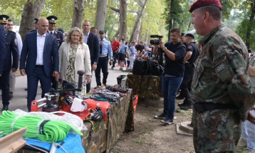 Министерката Петровска и армиските припадници заедно со граѓаните за Денот на независноста