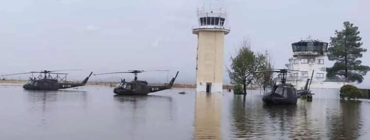 Armata greke demanton se janë përmbytur helikopterë në aeroportin ushtarak në Volos