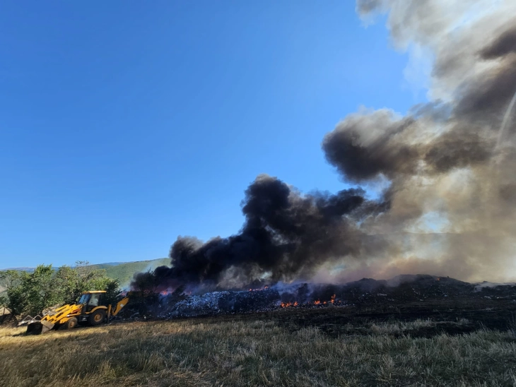 Два дена пожари на нови депонии во Тетовско, подрачјето повторно се гуши во чад и смрдеа