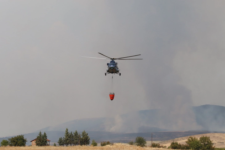 Хеликоптерот на МВР Бел-212 исфрли над 23 тони вода интервенирајќи во пожарот над прилепско Кошино