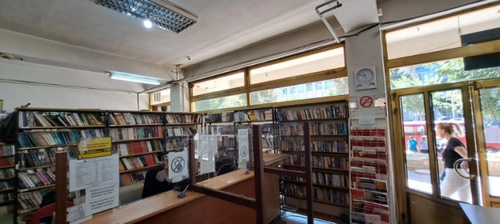 Biblioteka e Tetovës ka afat nga Qeveria për zhvendosje, të punësuarit edhe më tej kërkojnë kushte më adekuate për punë