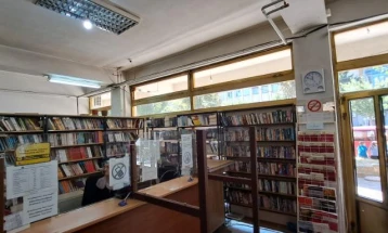 Biblioteka e Tetovës ka afat nga Qeveria për zhvendosje, të punësuarit edhe më tej kërkojnë kushte më adekuate për punë