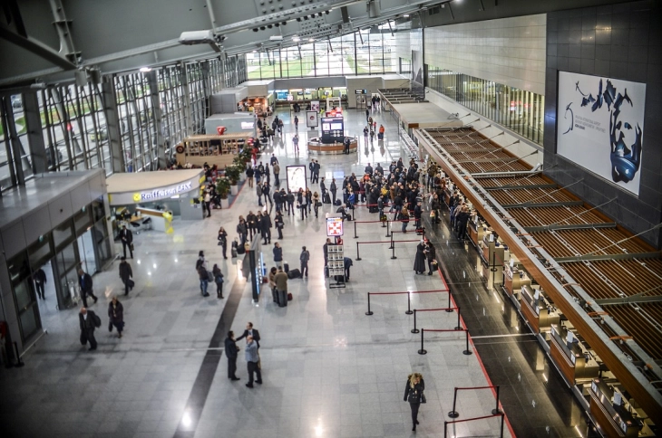 Mbi 2,3 milionë udhëtarë në aeroportin e Prishtinës në tetë muajt e parë të këtij viti