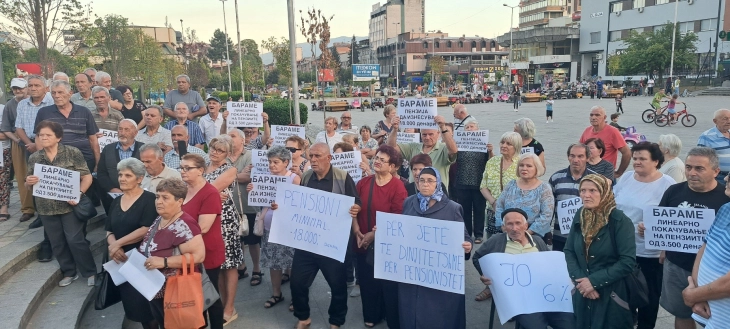 Pensionistët e Tetovës në protestë kërkuan rritje lineare të pensioneve