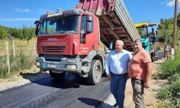 Нов асфалт на локалниот пат за делчевското село Стамер