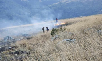 Пожарот на Шар Планина во атарите на Горно Јеловце и Долно Јеловце уште е активен