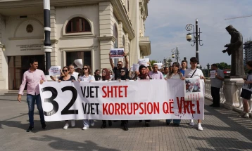 Во Скопје се одржа протестен марш за пожарот во модуларната болница во Тетово