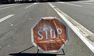 Сообраќајот во прекин за камиони и наизменичен за автомобили на патот Дебар - Маврово