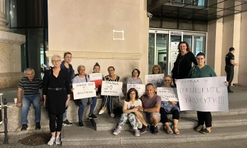 Pacientët e Klinikës së onkologjisë edhe sonte protestuan para PP-së