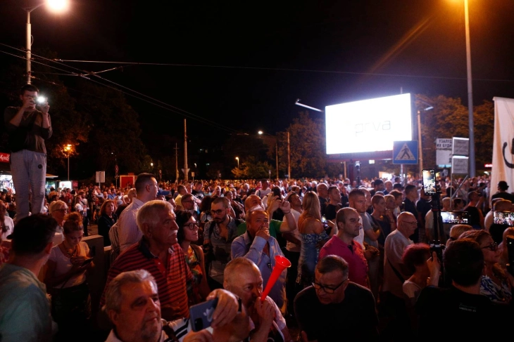 Опозицијата повторно на белградските улици со протест „Србија против насилството“ пред РТС барајќи избори