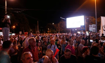 Опозицијата повторно на белградските улици со протест „Србија против насилството“ пред РТС барајќи избори