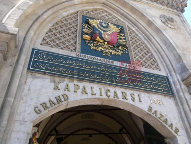 Një zjarr në tregun historik Kapali Çarshi në Stamboll