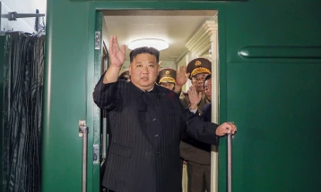 Kim Xhong Un e përfundoi vizitën njëjavore në Rusi,  është nisur me tren për në Korenë e Veriut