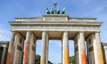 Еколошки активисти ја испрскаа Бранденбуршката порта со боја