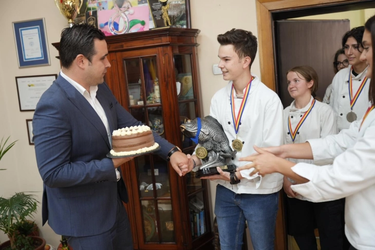 Градоначалникот Костадинов ги прими учениците од угостителско-туристичката струка од СОУУД „Димитар Влахов“