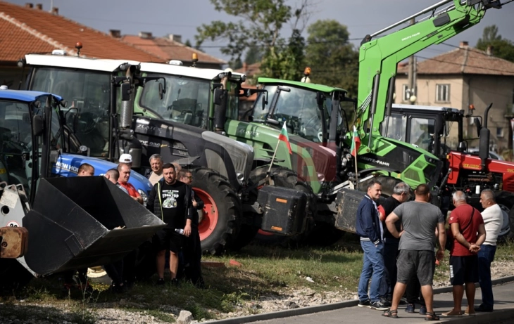 Земјоделци во Бугарија блокираа патишта поради увоз на украинска стока