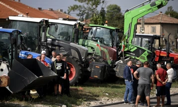 Земјоделци во Бугарија блокираа патишта поради увоз на украинска стока