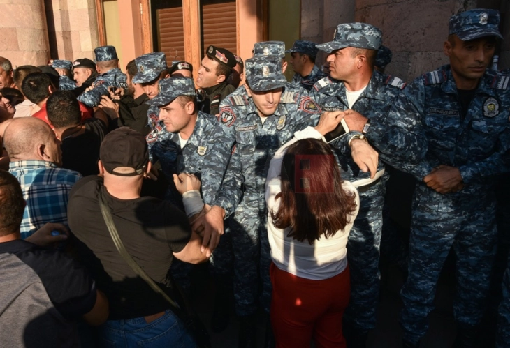 Судири меѓу демонстранти и полиција пред ерменската влада во Ереван
