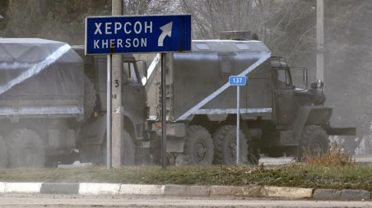 Најмалку двајца загинаа во руските напади врз Херсон во Украина