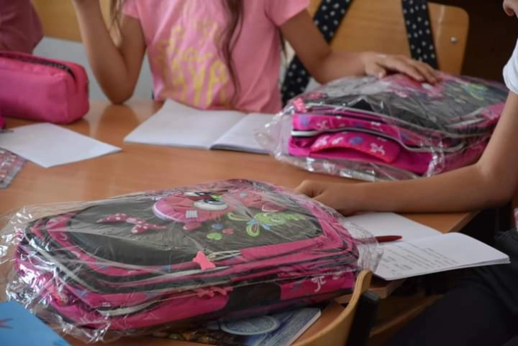 Во Дебар 34 ученици Роми добија училишни ранци и прибор