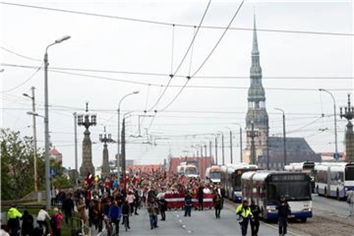 Илјадници Руси мора да ја напуштат Летонија