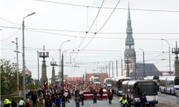 Илјадници Руси мора да ја напуштат Летонија