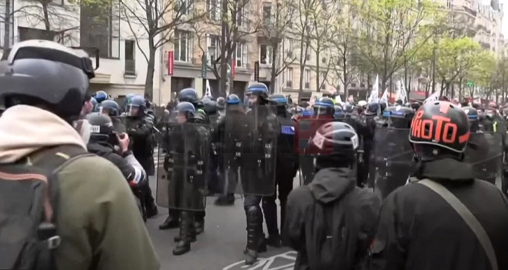 Тројца полицајци се повредени на протест во Париз против полициското насилство