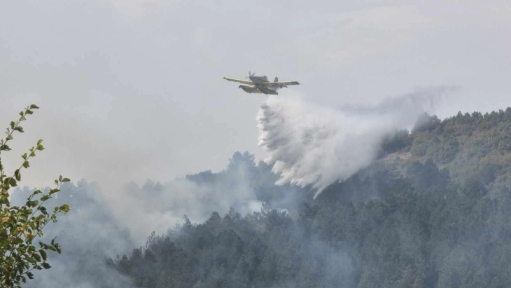 Хеликоптер на МВР исфрли над 45 тони вода при гаснењето на пожарот кај Милетино