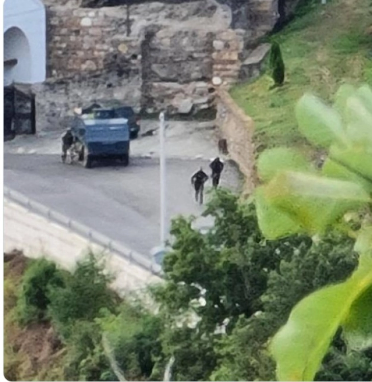Рашко-Призренска епархија на СПЦ: Група вооружени лица со оклопно возило упаднале во манастирот во Бањска, има пукотници