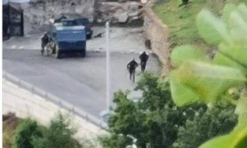 Рашко-Призренска епархија на СПЦ: Група вооружени лица со оклопно возило упаднале во манастирот во Бањска, има пукотници