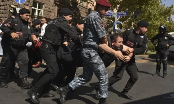 Ерменската полиција приведе над 140 активисти кои блокираа улици во центарот на Ереван