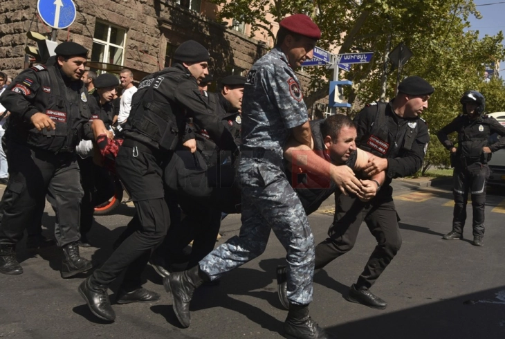 Policia armene arrestoi mbi 140 aktivistë që bllokuan rrugët në qendër të Jerevanit