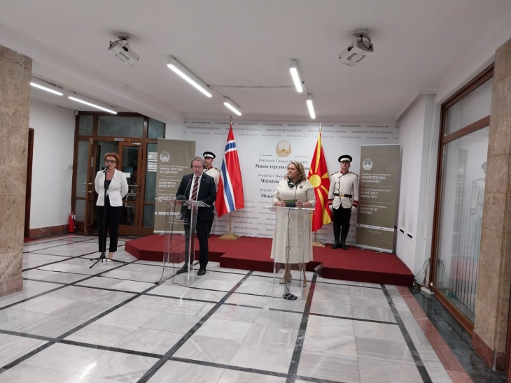 Прес-конференција на министерката Петровска и норвешкиот министер за одбрана Грам (во живо)