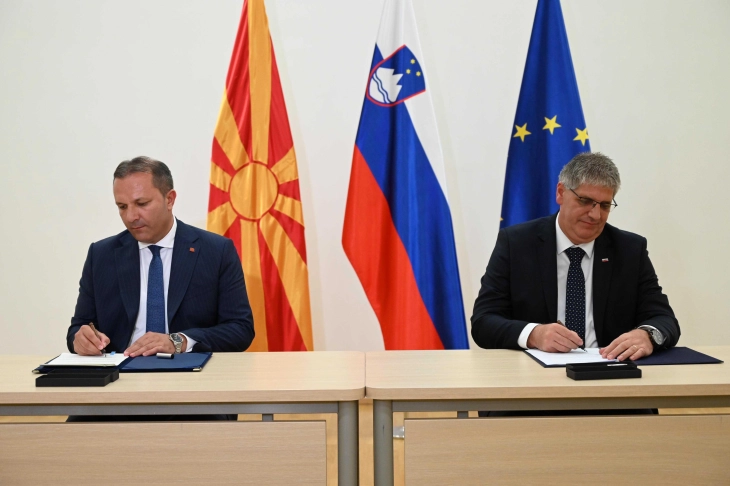 Spasovski and Poklukar sign memorandum on development aid for police helicopters