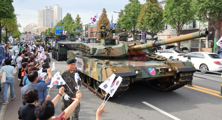 Koreja e Jugut e mban paradën e saj të parë të madhe ushtarake pas dhjetë vitesh