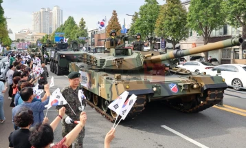 Koreja e Jugut e mban paradën e saj të parë të madhe ushtarake pas dhjetë vitesh