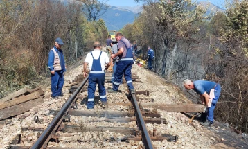 Се заменуваат околу 1000 изгорени прагови на пругата Скопје-Битола, во Прилепскиот регион, собраќајот останува во прекин
