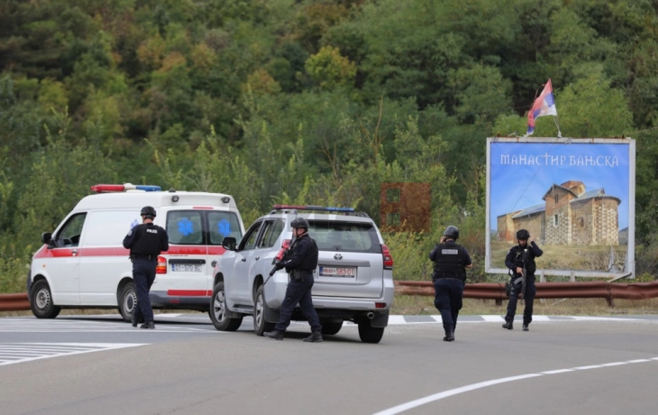 Косовската полиција потврди дека во селото Бањска пронашла повеќе возила, оружје и воена опрема