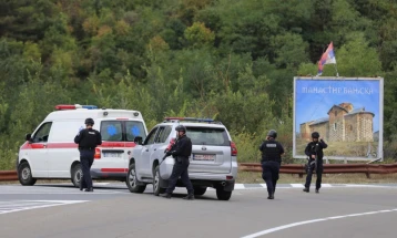 Policia e Kosovës ka konfirmuar se në fshatin Banjskë ka gjetur disa automjete, armë dhe pajisje ushtarake