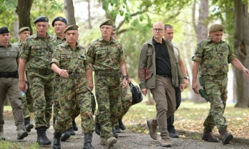 Српскиот министер за одбрана на состанок во „регионот на распоредување на дел од единиците“