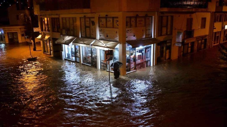 Volosi dhe rrethina sërish nën ujë