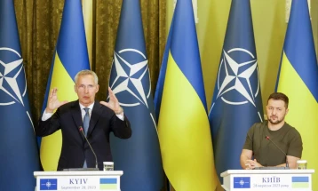 Stoltenberg për vizitë të paparalajmëruar në Kiev: Ushtria ukrainase gradualisht po sundon territore