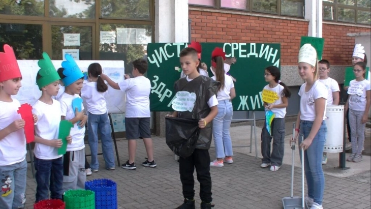 Штипските ученици во акција за подигање на свеста на граѓаните да не фрлаат отпадоци