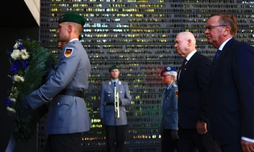 Израелскиот министер за одбрана го посети Споменикот на Холокаустот во Берлин