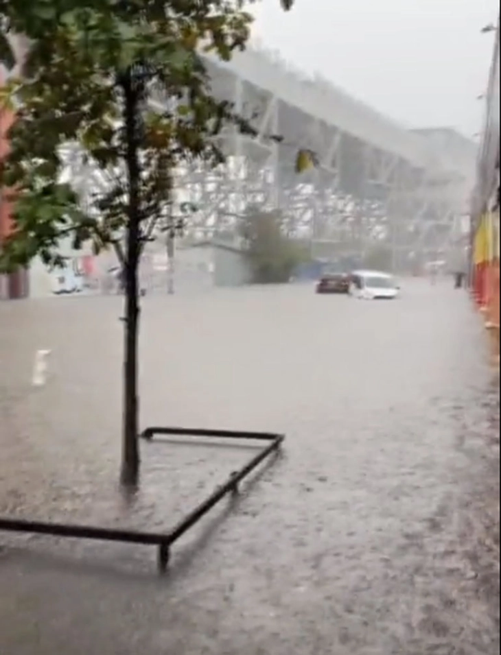 Swaths of New York City paralyzed by flooding, record rainfall