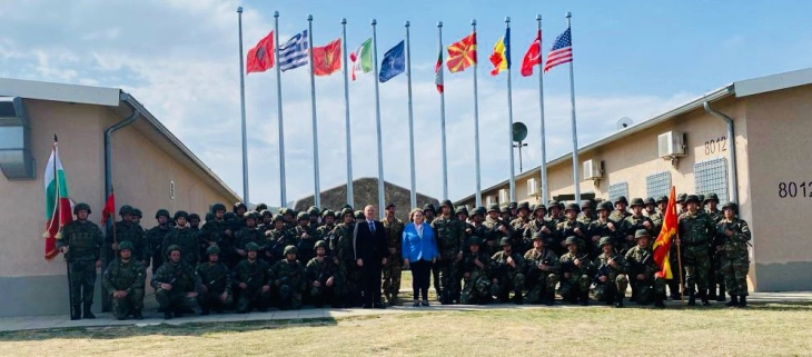 Petrovska i vizitoi pjesëtarët e Armatës, pjesë të forcave të NATO-s në Bullgari